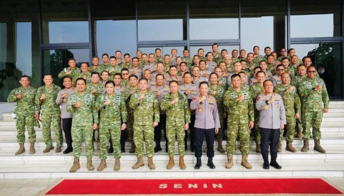 Kapolri Perkuat Soliditas TNI-Polri Lewat Silaturahmi dengan Panglima TNI di Mabes TNI