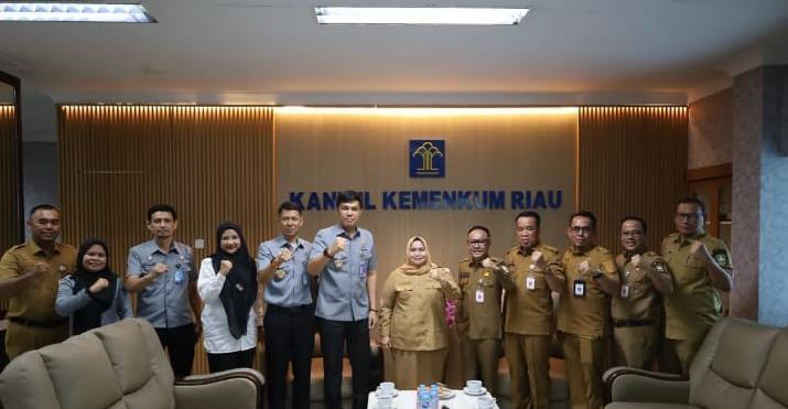Apresiasi Kinerja Hukum Daerah, Kakanwil Kemenkum Riau Serahkan Penghargaan JDIH Terbaik II kepada Bupati Bengkalis