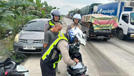 Jalan Lintas Timur Pelalawan Sempat Macet Parah, Polisi Tindak Tegas Pengendara Nakal