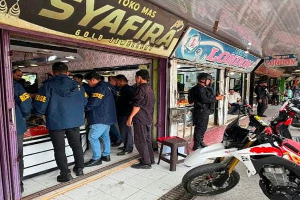 Polda Riau Lakukan Penggeledahan Toko Emas di Kampar, Terkait Hasil Tambang Ilegal Kuansing
