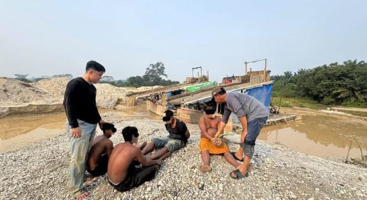POLSEK SINGINGI HILIR AMANKAN EMPAT PELAKU PETI DI SUNGAI PAKU KUANSING