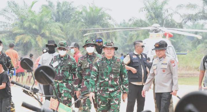 Pangdam XIX/Tuanku Tambusai, Kapolda Riau dan Tenaga Ahli Kepala BNPB Tinjau Karhutla di Inhu