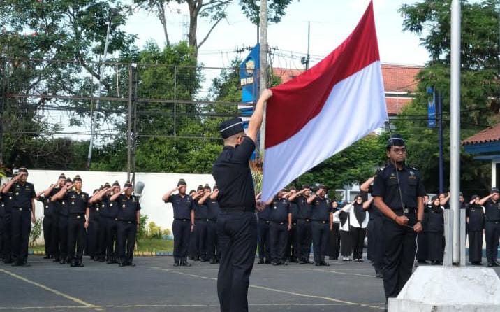Kantor Wilayah Bea Cukai Jawa Timur II melaksanakan upacara bendera rutin