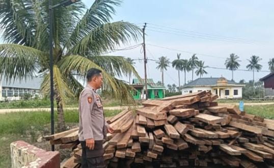 Polisi sita 483 batang kayu olahan berbagai jenis di Rohul