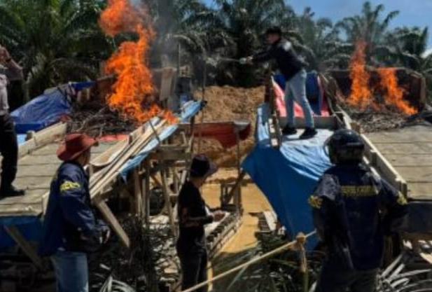 Polsek Singingi Hilir Tertibkan Aktivitas PETI di Koto Baru, Lima Rakit Dompeng Dimusnahkan