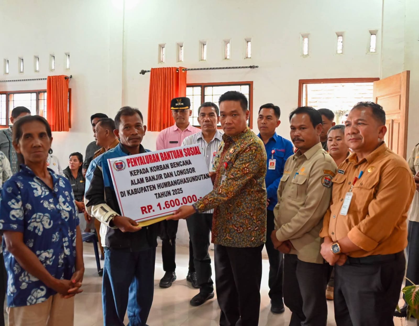 Bupati Humbang Hasundutan Salurkan Bantuan Sosial kepada 414 Korban Banjir dan Longsor