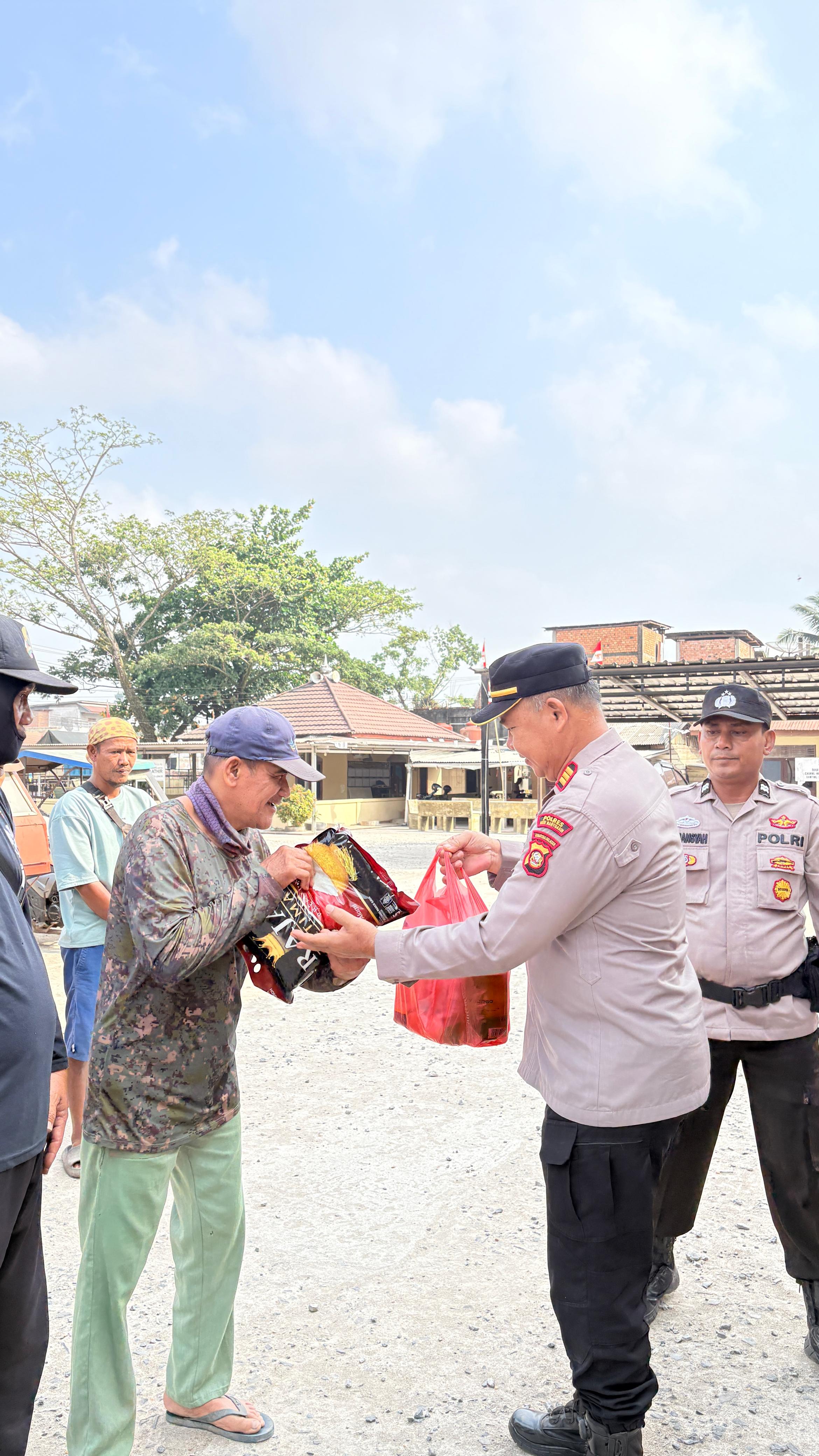 Jumat Berkah: Polsek Bayung Lencir Rutin Berbagi Sembako Perkuat Kedekatan dengan Masyarakat