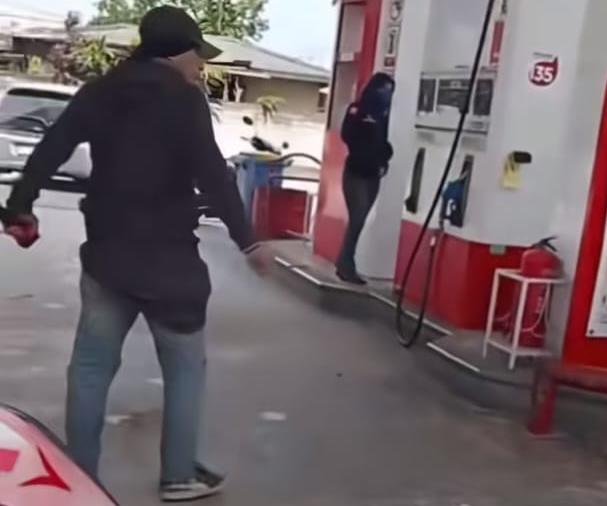 POLRESTA KENDARI: SEDANG LAKUKAN PENELUSURAN TERKAIT VIDEO PRIA BAWA SENJATA TAJAM DI ANTREAN SPBU YANG VIRAL