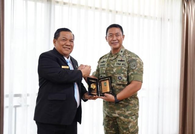 Danlanal Dumai, Kolonel Laut (P) Abdul Haris memberikan cenderamata berupa replika selongsong peluru kepada Plt Gubernur Riau, SF Hariyanto