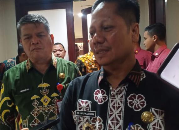 Tetap Ngantor di Tengah Badai OTT, Plt Bupati Kuansing Mukhlisin: Yang Penting Pelayanan Berjalan