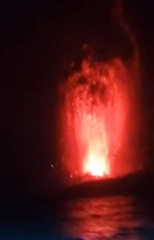Abu Vulkanik Anak Gunung Krakatau Ganggu Penerbangan, 5 Rute Bandara SSK II Pekanbaru Batal