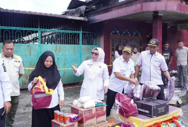Wabup Kampar Misharti Tinjau Korban Kebakaran di Kelurahan Langgini dan Salurkan Bantuan Langsung