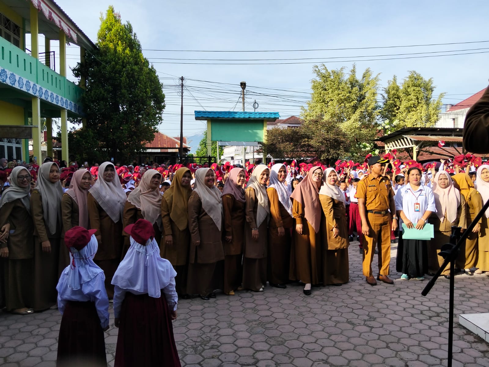 Hari Pertama Masuk  Sekolah,Siswa Baru Turut Diantar Orang tua  Di SDN 081 Panyabungan