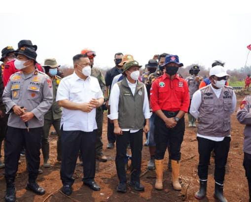 Menhut Raja Juli Cek Pemadaman Gambut Kerumutan di Riau