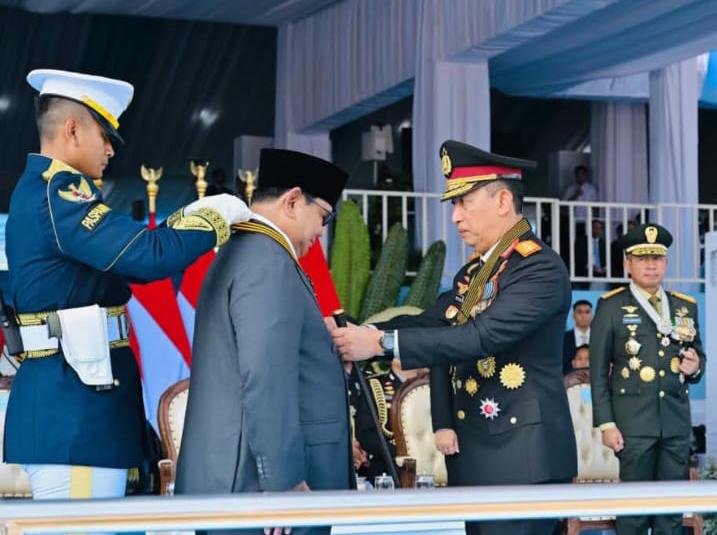 Presiden Prabowo Terima Medali Loka Praja Samrakshana pada Peringatan Ke-80 Hari Bhayangkara