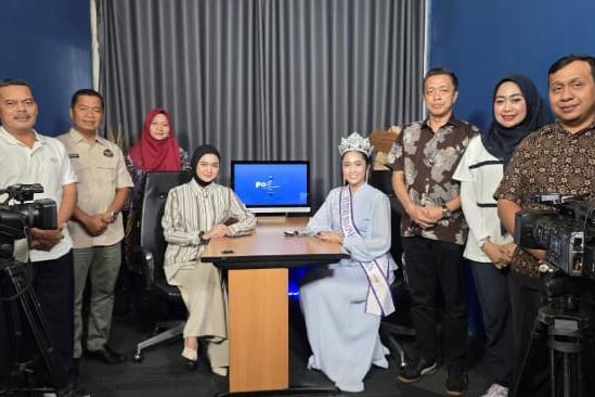 Puteri Indonesia Riau 2026, Prima Yohana bersama Tim Podcast Diskominfotik Provinsi Riau Puji Kinerja Diskominfotik Riau