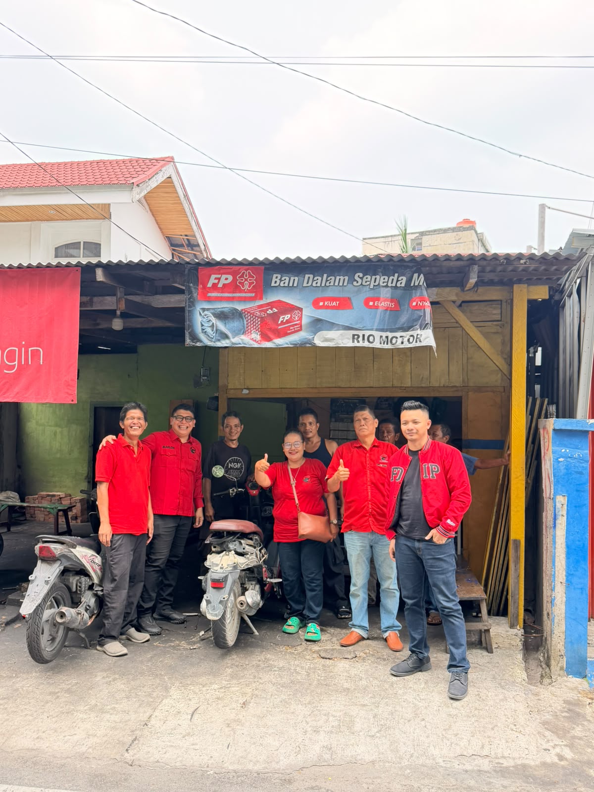 Ringankan Beban Masyarakat, Seluruh Pengurus PAC Sukajadi dan Pengurus Ranting Partai PDI P Pekanbaru Bagikan Ratusan Nasi Kotak Siap Saji