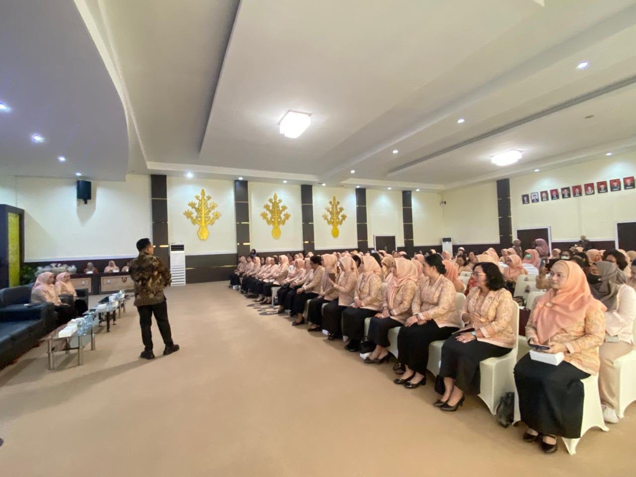 Dharma Wanita Persatuan Kalteng Gelar Pembinaan dengan Teman “Think Before You Click