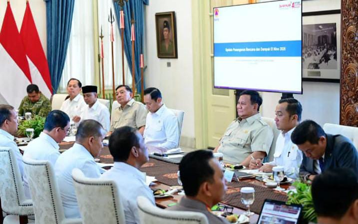 Presiden Prabowo Subianto memimpin rapat terbatas bersama sejumlah anggota Kabinet Merah Putih di Istana Merdeka