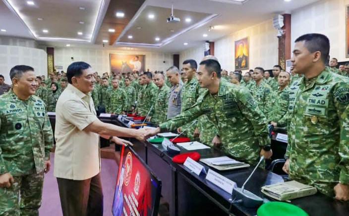 Menteri Pertahanan Sjafrie Sjamsoeddin memberikan pembekalan kepada Perwira Siswa Pendidikan Reguler (Pasis Dikreg) LXVIII Sekolah Staf dan Komando Angkatan Darat (Seskoad)